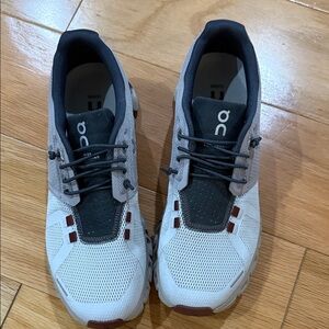 On Running women’s grey and Burgundy Athletic Shoes 6.5 excellent condition